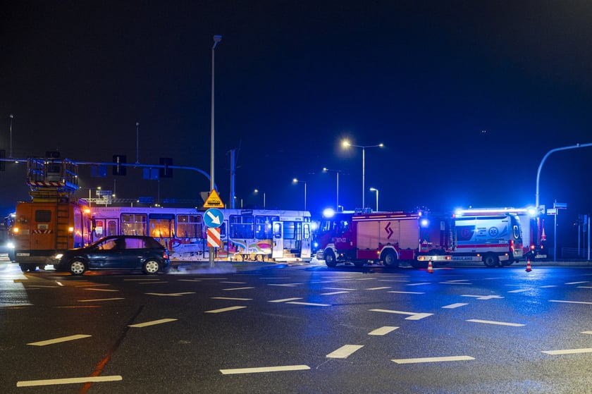 Tramwaj nr 10 wjechał w bok autobusu nr 107. Cztery osoby są lekko ranne